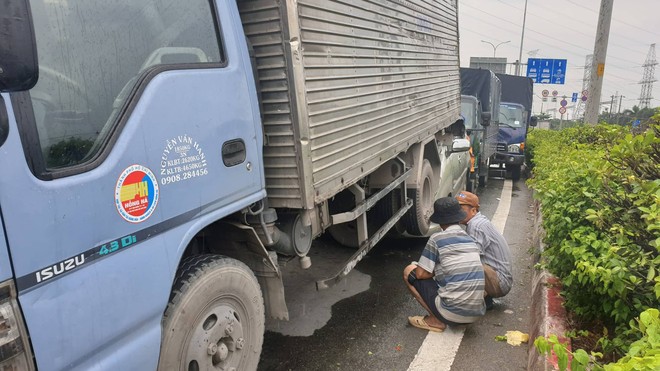 TP. HCM: Tai nạn liên hoàn lúc dừng đèn đỏ, tài xế hoảng loạn kêu cứu  - Ảnh 2.