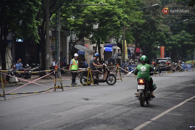 Đường Trần Hưng Đạo bị rào chắn để thi công nhà ga, dân văn phòng chui dây tìm lối thoát - Ảnh 7.