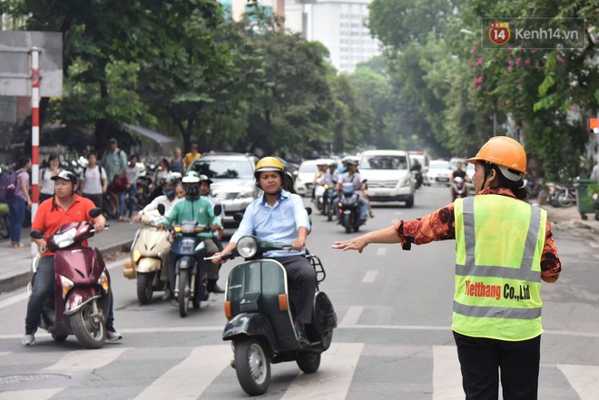 Đường Trần Hưng Đạo bị rào chắn để thi công nhà ga, dân văn phòng chui dây tìm lối thoát - Ảnh 3.