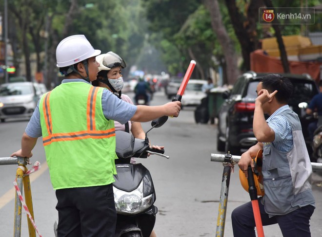 Đường Trần Hưng Đạo bị rào chắn để thi công nhà ga, dân văn phòng chui dây tìm lối thoát - Ảnh 11.