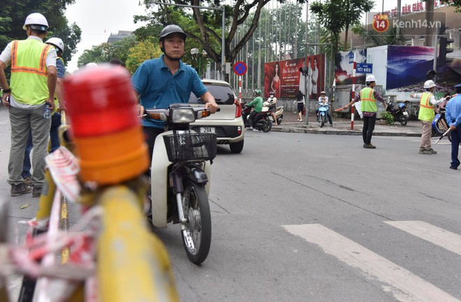 Đường Trần Hưng Đạo bị rào chắn để thi công nhà ga, dân văn phòng chui dây tìm lối thoát - Ảnh 15.