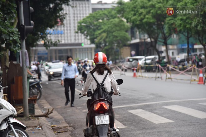 Đường Trần Hưng Đạo bị rào chắn để thi công nhà ga, dân văn phòng chui dây tìm lối thoát - Ảnh 10.