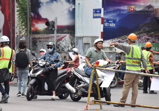 Đường Trần Hưng Đạo bị r&agrave;o chắn để thi c&ocirc;ng nh&agrave; ga, d&acirc;n văn ph&ograve;ng chui d&acirc;y t&igrave;m lối tho&aacute;t - Ảnh 16.