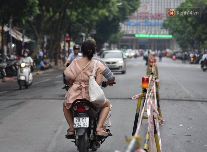 Đường Trần Hưng Đạo bị rào chắn để thi công nhà ga, dân văn phòng chui dây tìm lối thoát - Ảnh 13.