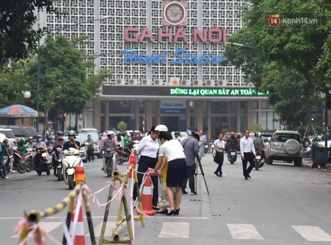 Đường Trần Hưng Đạo bị r&agrave;o chắn để thi c&ocirc;ng nh&agrave; ga, d&acirc;n văn ph&ograve;ng chui d&acirc;y t&igrave;m lối tho&aacute;t - Ảnh 14.