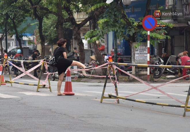 Đường Trần Hưng Đạo bị rào chắn để thi công nhà ga, dân văn phòng chui dây tìm lối thoát - Ảnh 4.