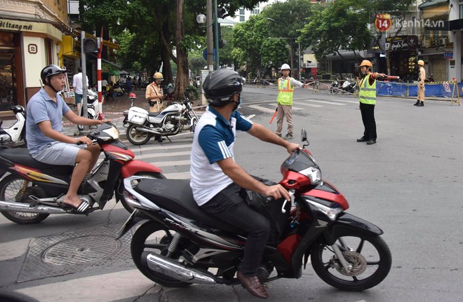 Đường Trần Hưng Đạo bị rào chắn để thi công nhà ga, dân văn phòng chui dây tìm lối thoát - Ảnh 2.