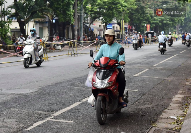 Đường Trần Hưng Đạo bị r&agrave;o chắn để thi c&ocirc;ng nh&agrave; ga, d&acirc;n văn ph&ograve;ng chui d&acirc;y t&igrave;m lối tho&aacute;t - Ảnh 9.