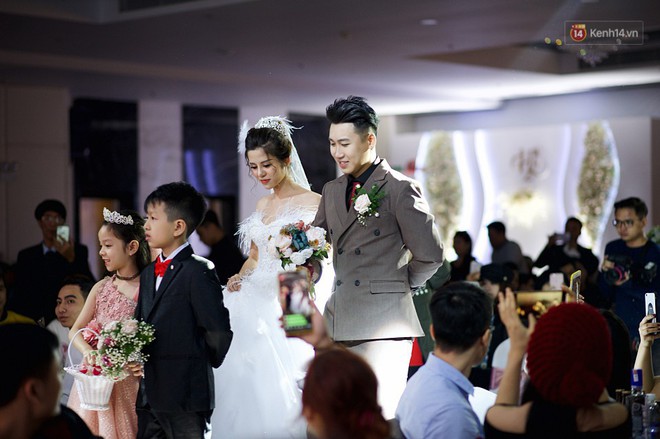 Ngày cưới của loạt YouTuber đình đám: Cris Phan và Huy Cung tưởng lầy lội lại toàn nói ngôn tình, Giang Ơi quăng luôn cả chồng xuống bể bơi - Ảnh 13.