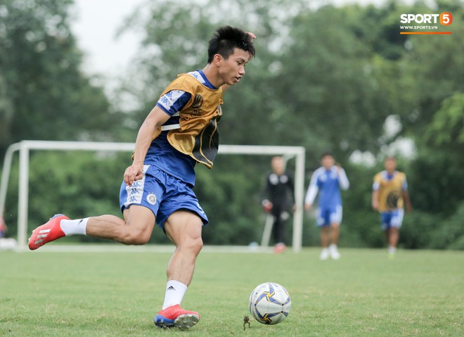 Bùi Tiến Dũng dính đòn hài hước, cầu thủ trẻ Hà Nội FC lấy ve sầu trêu đồng đội trước trận quyết đấu tại AFC Cup - Ảnh 7.