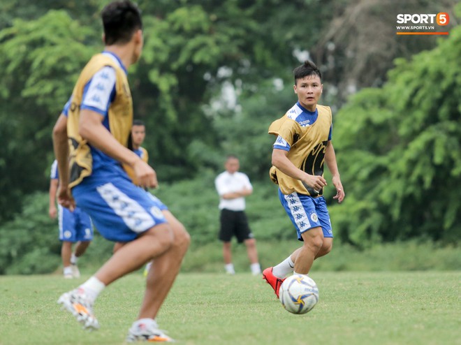 Bùi Tiến Dũng dính đòn hài hước, cầu thủ trẻ Hà Nội FC lấy ve sầu trêu đồng đội trước trận quyết đấu tại AFC Cup - Ảnh 8.