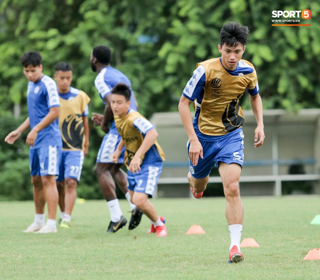 Bùi Tiến Dũng dính đòn hài hước, cầu thủ trẻ Hà Nội FC lấy ve sầu trêu đồng đội trước trận quyết đấu tại AFC Cup - Ảnh 1.