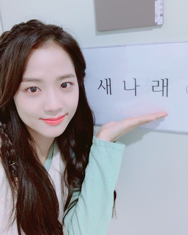 Bỏ qua 14 giây mất hứng kia đi, ngắm Jisoo (BLACKPINK) xinh hết phần thiên hạ ở hậu trường Asadal đây này - Ảnh 2.