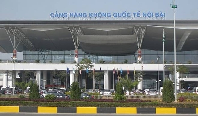 Tài xế taxi rút dao uy hiếp nhân viên an ninh sân bay Nội Bài vì bị nhắc nhở đỗ xe sai quy định - Ảnh 1.