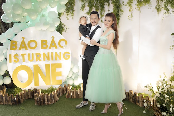 Mừng qu&yacute; tử đầu l&ograve;ng tr&ograve;n 1 tuổi, vợ chồng Lương Thế Th&agrave;nh mạnh tay tổ chức tiệc sinh nhật cực ho&agrave;nh tr&aacute;ng - Ảnh 4.