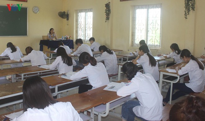 Ng&agrave;y thi đầu ti&ecirc;n: Vẫn c&oacute; nhiều th&iacute; sinh mang điện thoại v&agrave;o ph&ograve;ng thi - Ảnh 1.