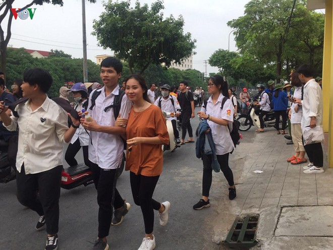 Ng&agrave;y thi đầu ti&ecirc;n: Vẫn c&oacute; nhiều th&iacute; sinh mang điện thoại v&agrave;o ph&ograve;ng thi - Ảnh 4.