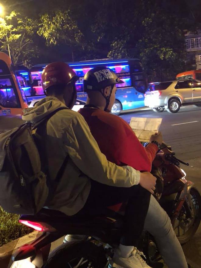 Lo lắng qu&aacute; mức kh&ocirc;ng ngủ được lại sợ muộn, hai nam sinh rủ nhau đi thi từ l&uacute;c... 4h s&aacute;ng - Ảnh 1.
