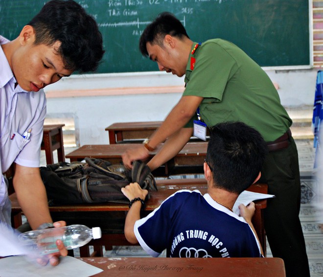 Xúc động hình ảnh chiến sĩ công an cõng thí sinh tàn tật đi thi: Anh sẽ làm đôi chân của em, em chỉ cần thi tốt thôi - Ảnh 1.