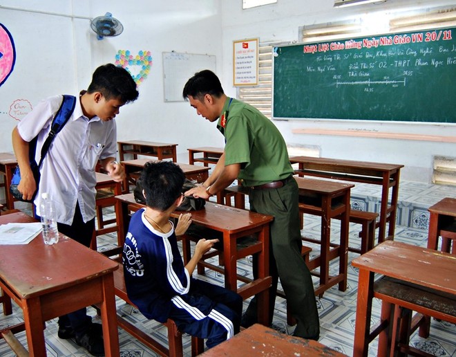 Xúc động hình ảnh chiến sĩ công an cõng thí sinh tàn tật đi thi: Anh sẽ làm đôi chân của em, em chỉ cần thi tốt thôi - Ảnh 2.