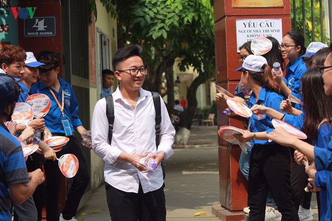 Ng&agrave;y thi đầu ti&ecirc;n: Vẫn c&oacute; nhiều th&iacute; sinh mang điện thoại v&agrave;o ph&ograve;ng thi - Ảnh 6.