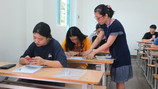 10 th&iacute; sinh bị đ&igrave;nh chỉ thi trong buổi s&aacute;ng 26/6 - Ảnh 1.