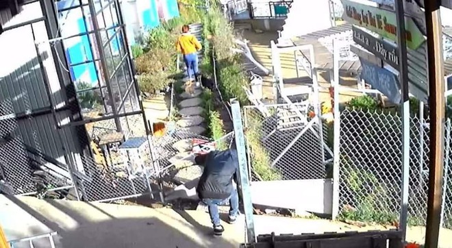 Đôi nam nữ bị tố bê trộm chó sau khi tự ý chui qua hàng rào vào quán cafe Đà Lạt chụp ảnh dù chưa đến giờ mở cửa - Ảnh 3.