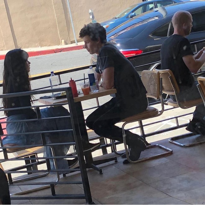 L&yacute; do Shawn Mendes bị gọi hồn khi Camila chia tay: &Aacute;nh mắt ng&acirc;y ngốc d&aacute;n v&agrave;o c&ocirc; bạn từ l&acirc;u d&ugrave; n&agrave;ng c&oacute; bạn trai - Ảnh 10.
