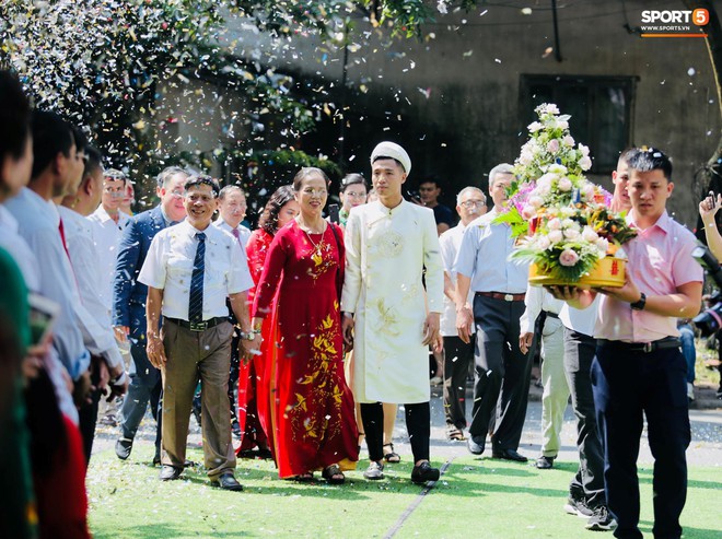 Bạn gái Trọng Đại đi xế hộp tiền tỷ tới dự đám hỏi Bùi Tiến Dũng - Ảnh 8.