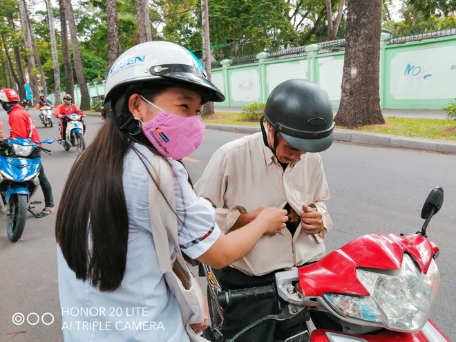 Được ba cùng 2 cậu vàng đón tận cổng trường, nữ sinh này đích thị là con sen oách nhất kỳ thi THPT năm nay! - Ảnh 2.