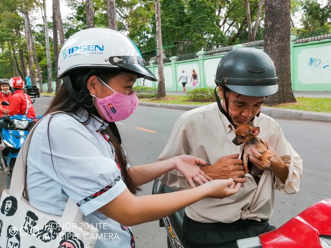 Được ba cùng 2 cậu vàng đón tận cổng trường, nữ sinh này đích thị là con sen oách nhất kỳ thi THPT năm nay! - Ảnh 3.