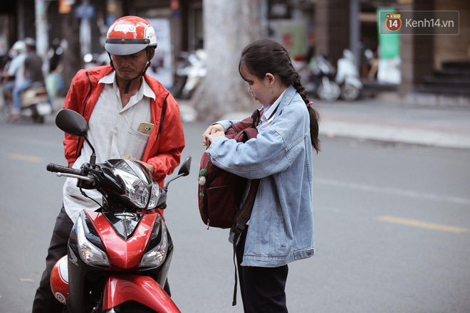 Bùng nổ tranh cãi thí sinh đi thi bằng xe ôm, không có bố mẹ đưa đón: Lớn rồi đi một mình có sao đâu, bố mẹ đâu theo chúng ta mãi được! - Ảnh 4.