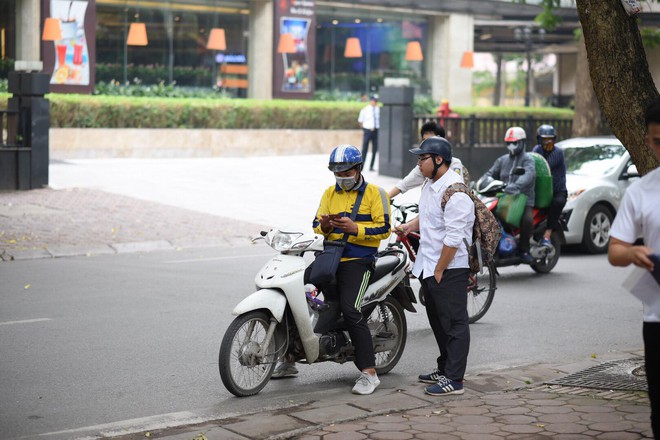 Bùng nổ tranh cãi thí sinh đi thi bằng xe ôm, không có bố mẹ đưa đón: Lớn rồi đi một mình có sao đâu, bố mẹ đâu theo chúng ta mãi được! - Ảnh 5.