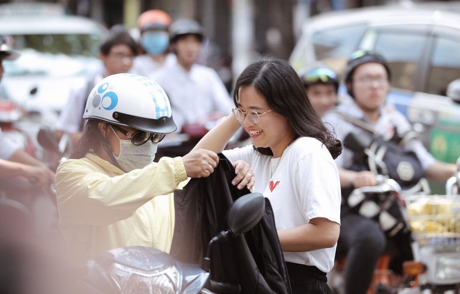 Bùng nổ tranh cãi thí sinh đi thi bằng xe ôm, không có bố mẹ đưa đón: Lớn rồi đi một mình có sao đâu, bố mẹ đâu theo chúng ta mãi được! - Ảnh 1.