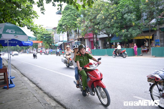 Ảnh: Cảnh sát Hà Giang dùng xe chuyên dụng hú còi hộ tống thí sinh ngủ muộn đến điểm thi - Ảnh 3.