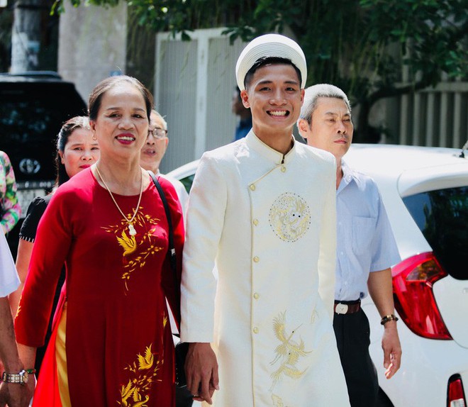 Trung vệ Bùi Tiến Dũng mặc áo dài truyền thống, chọn giày 20 triệu để đi hỏi vợ - Ảnh 3.