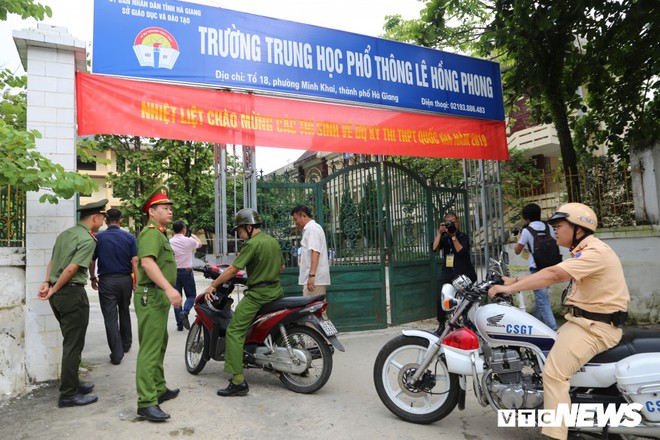 Ảnh: Cảnh sát Hà Giang dùng xe chuyên dụng hú còi hộ tống thí sinh ngủ muộn đến điểm thi - Ảnh 6.