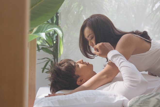 Mai Ng&ocirc; kh&oacute;a m&ocirc;i bạn diễn t&aacute;o bạo khi đ&oacute;ng cảnh n&oacute;ng trong MV mới của Quang H&agrave; - Ảnh 4.