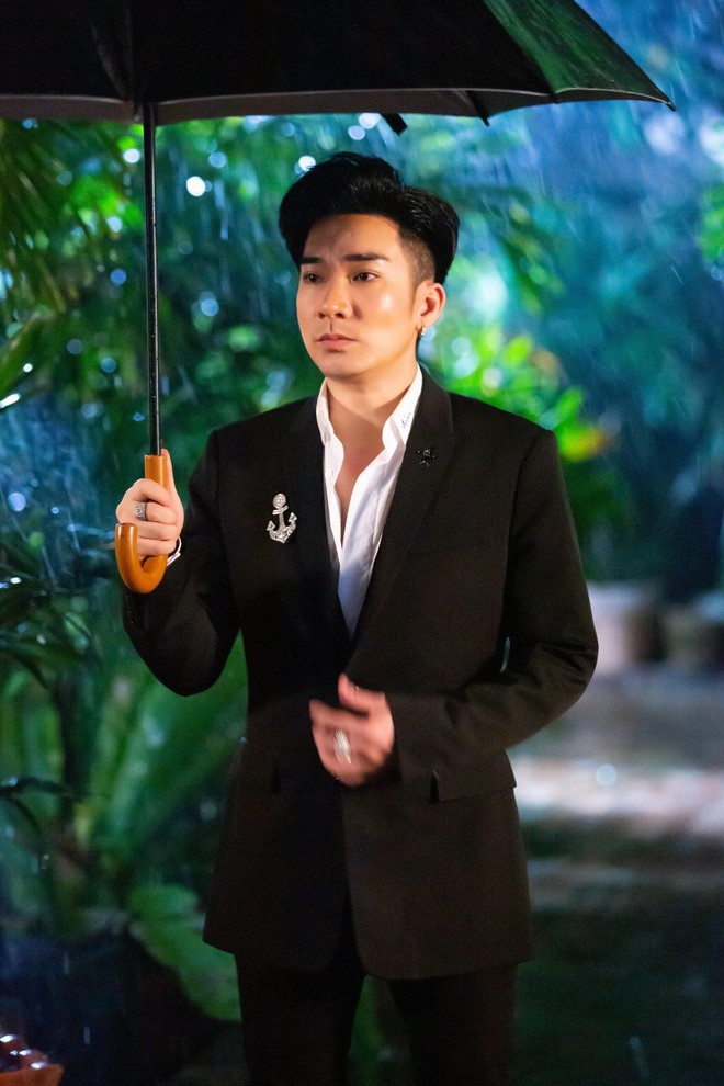 Mai Ngô khóa môi bạn diễn táo bạo khi đóng cảnh nóng trong MV mới của Quang Hà - Ảnh 2.