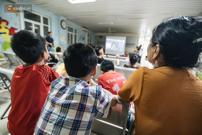 Rạp chiếu bóng ở viện K: Những đứa trẻ đẩy ống truyền thuốc đi xem phim hoạt hình - Ảnh 7.