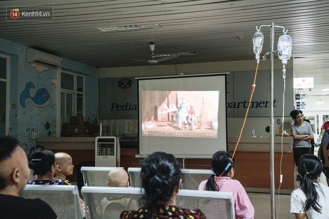 Rạp chiếu bóng ở viện K: Những đứa trẻ đẩy ống truyền thuốc đi xem phim hoạt hình - Ảnh 4.