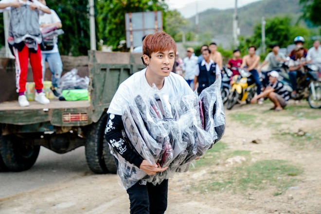Lâm Vỹ Dạ, Gin Tuấn Kiệt... ngồi xe công nông, hát phục vụ học sinh miền núi - Ảnh 4.