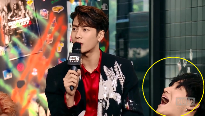 Jackson (GOT7) đang trả lời phỏng vấn th&igrave; bị một nam thần... kinh chiếm hết spotlight! - Ảnh 1.
