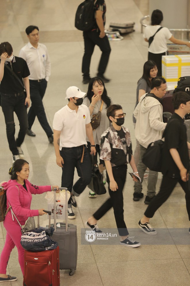 Dàn trai đẹp NUEST đổ bộ sân bay Tân Sơn Nhất, nam thần hiếm có Kpop Hwang Min Hyun nổi bần bật giữa biển fan - Ảnh 7.
