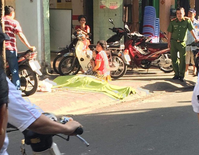 TP. HCM: Nam thanh niên rơi từ lầu cao xuống đất tử vong, mẹ đau đớn khóc nghẹn bên thi thể con - Ảnh 1.