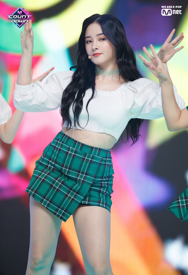 Red Velvet ôm cúp, (G)I-DLE trở lại cực ngầu cũng không hot bằng màn debut của idol Nga với gương mặt đẹp tựa Nancy - Ảnh 6.