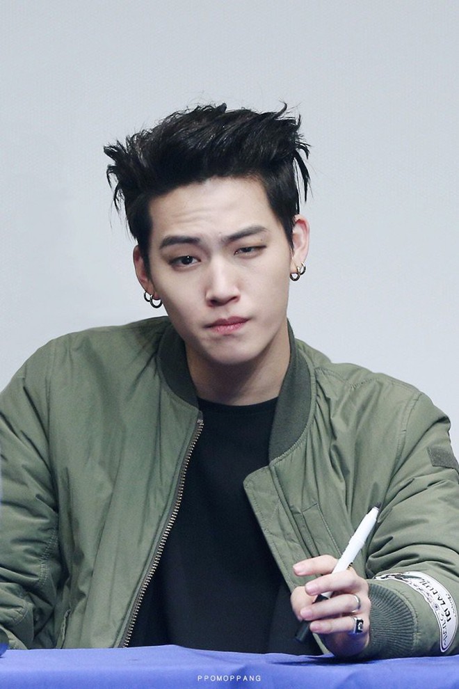 Jackson (GOT7) đang trả lời phỏng vấn th&igrave; bị một nam thần... kinh chiếm hết spotlight! - Ảnh 14.
