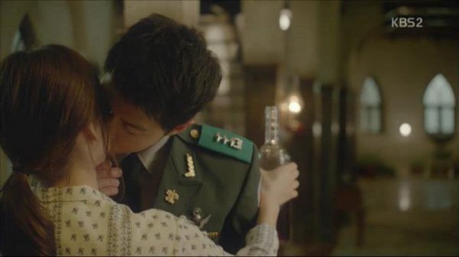 Từng sống chết có nhau trong “Hậu Duệ Mặt Trời”, nay Song Hye Kyo - Song Joong Ki đã thành “người dưng ngược lối” - Ảnh 8.