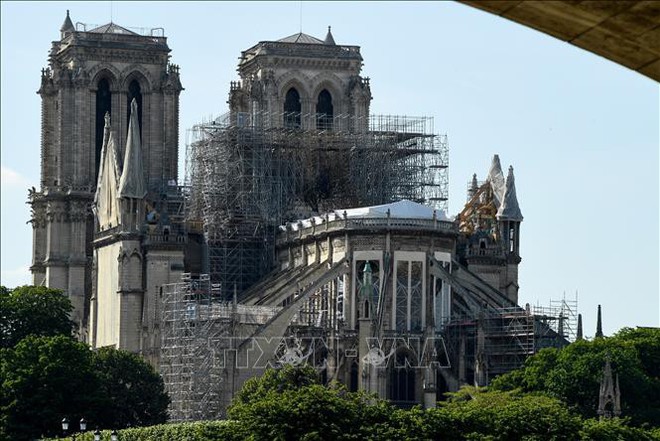 Tóp thuốc lá, chập điện có thể là nguyên nhân gây cháy Nhà thờ Đức Bà Paris - Ảnh 1.