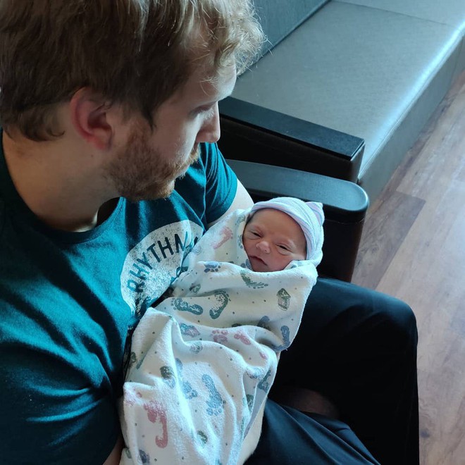 Ngỡ chỉ l&agrave; bức ảnh &ocirc;ng bố bế con giản đơn, nhưng c&acirc;u chuyện đằng sau lại đủ sức lay động cảm x&uacute;c h&agrave;ng ng&agrave;n người - Ảnh 1.